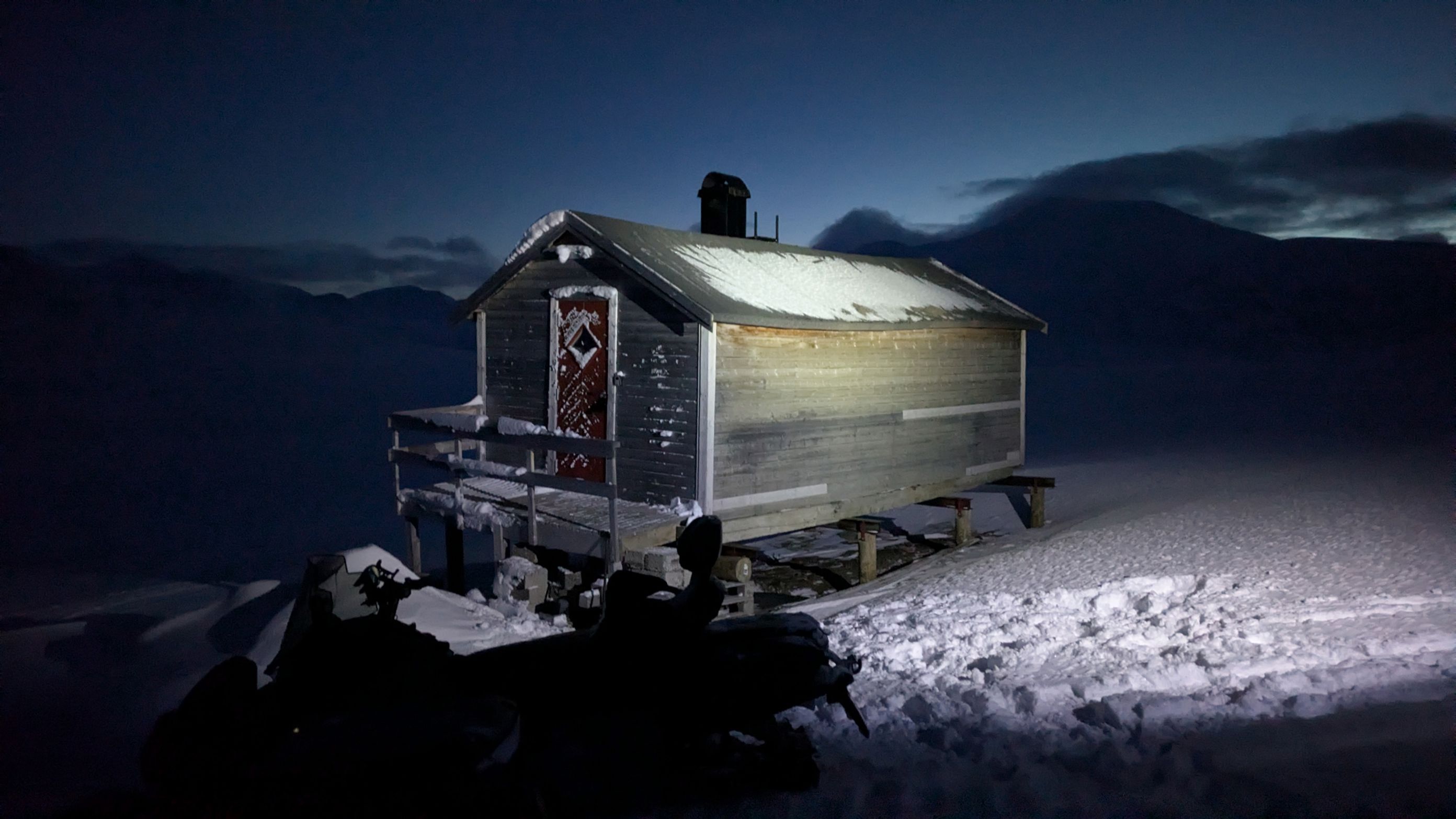 En liten bygning i snøen