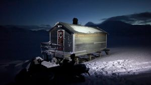 En liten bygning i snøen