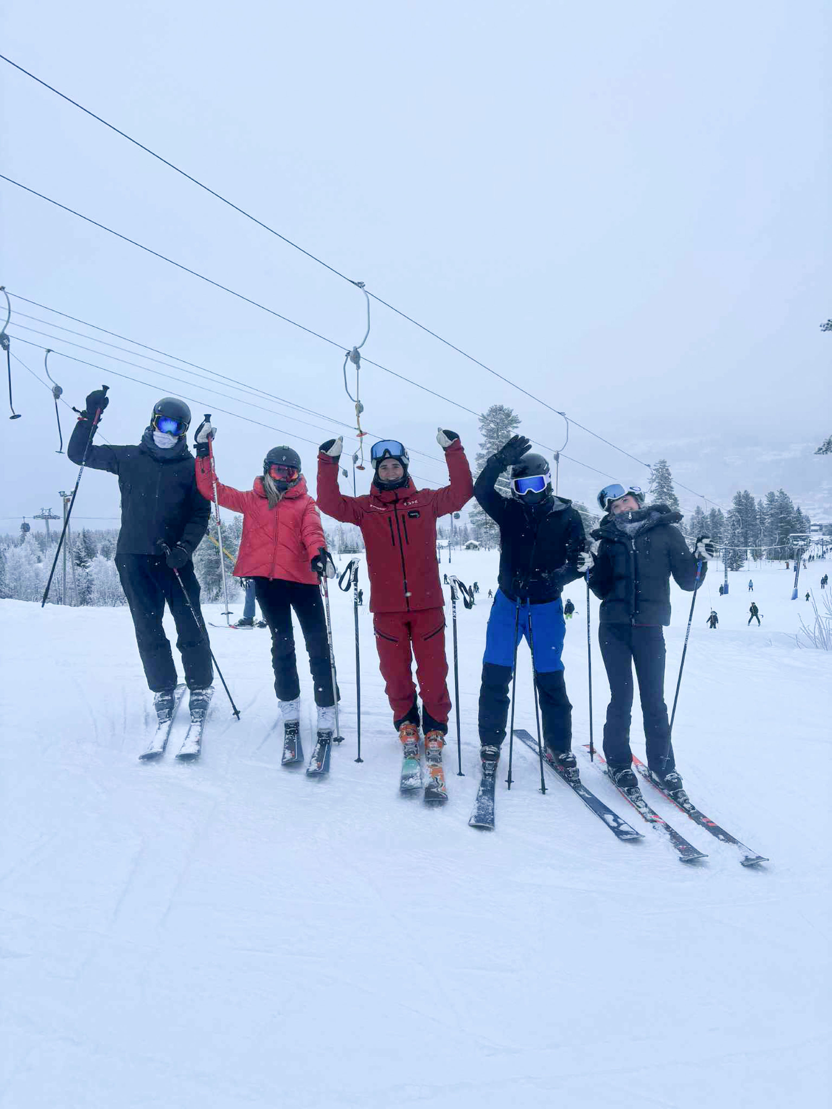 En gruppe mennesker på ski