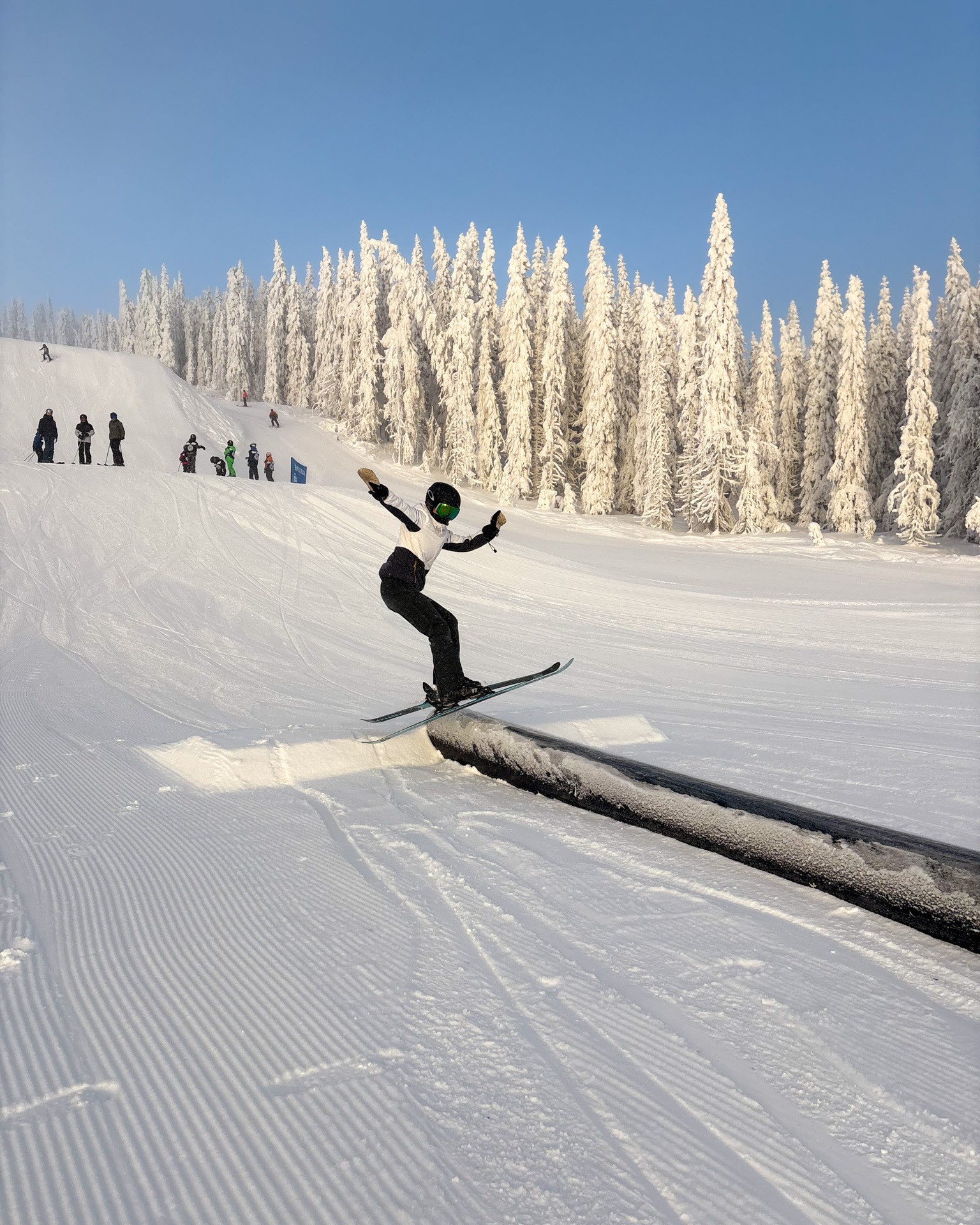 en snowboarder som går ned en skråning