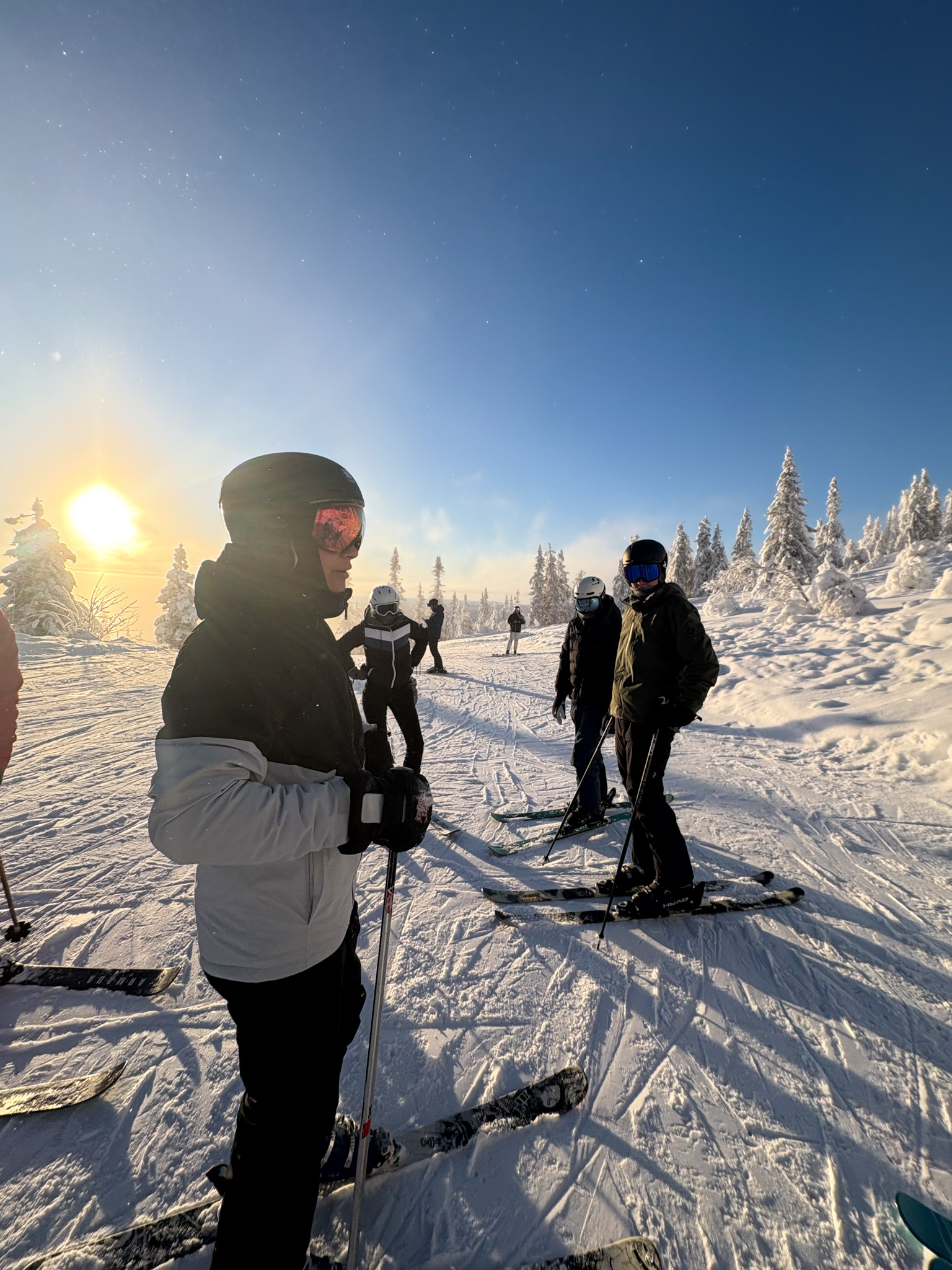 en gruppe skiløpere på et snødekt fjell