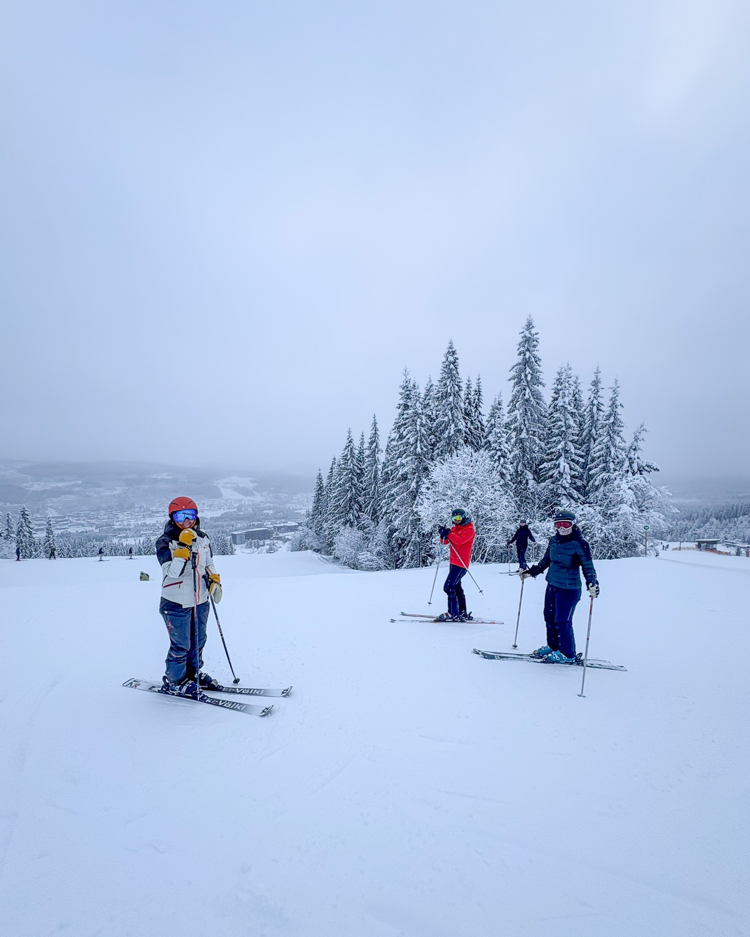 En gruppe mennesker som står på ski på snøen
