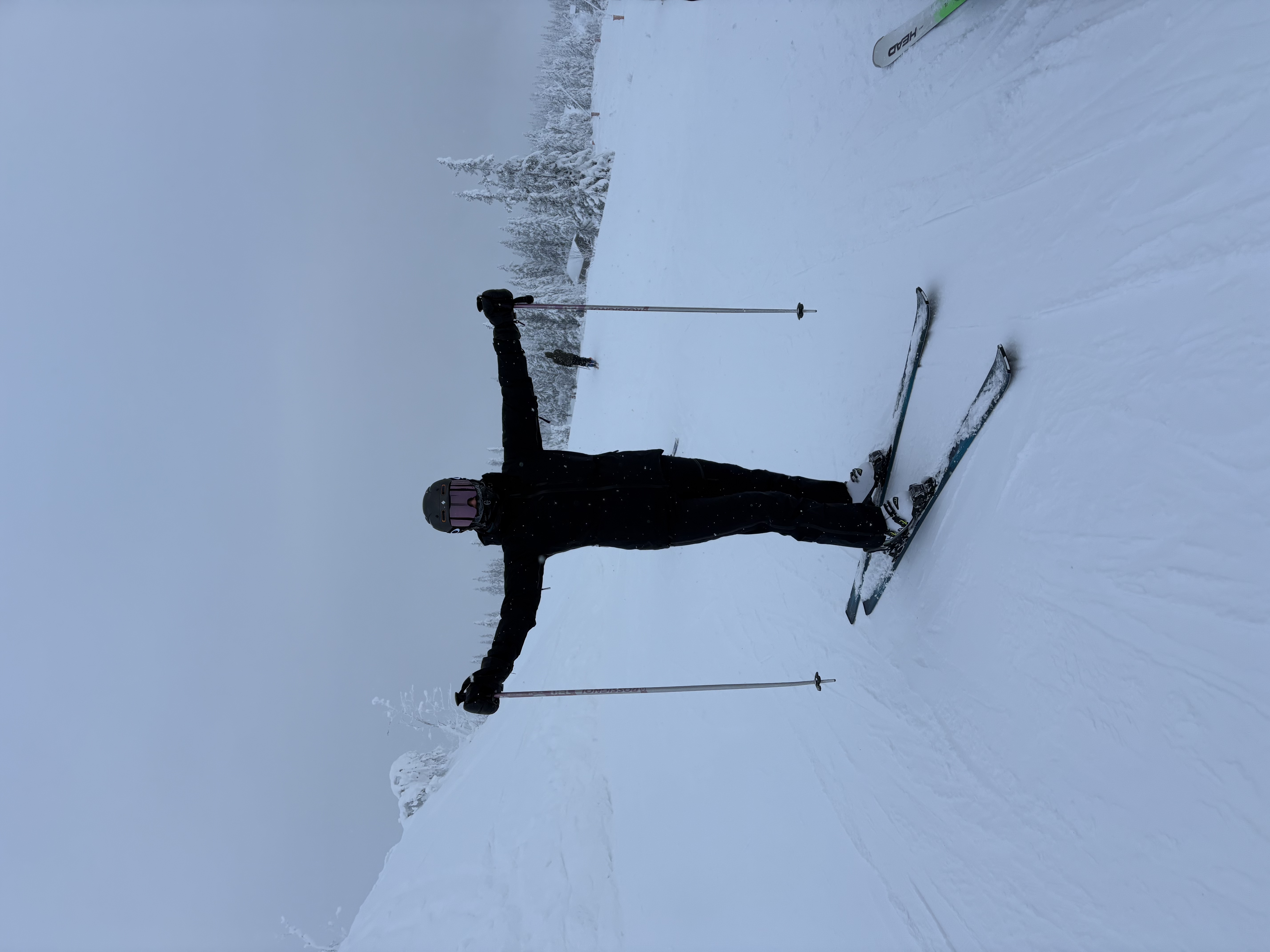 En skiløper flyr gjennom luften