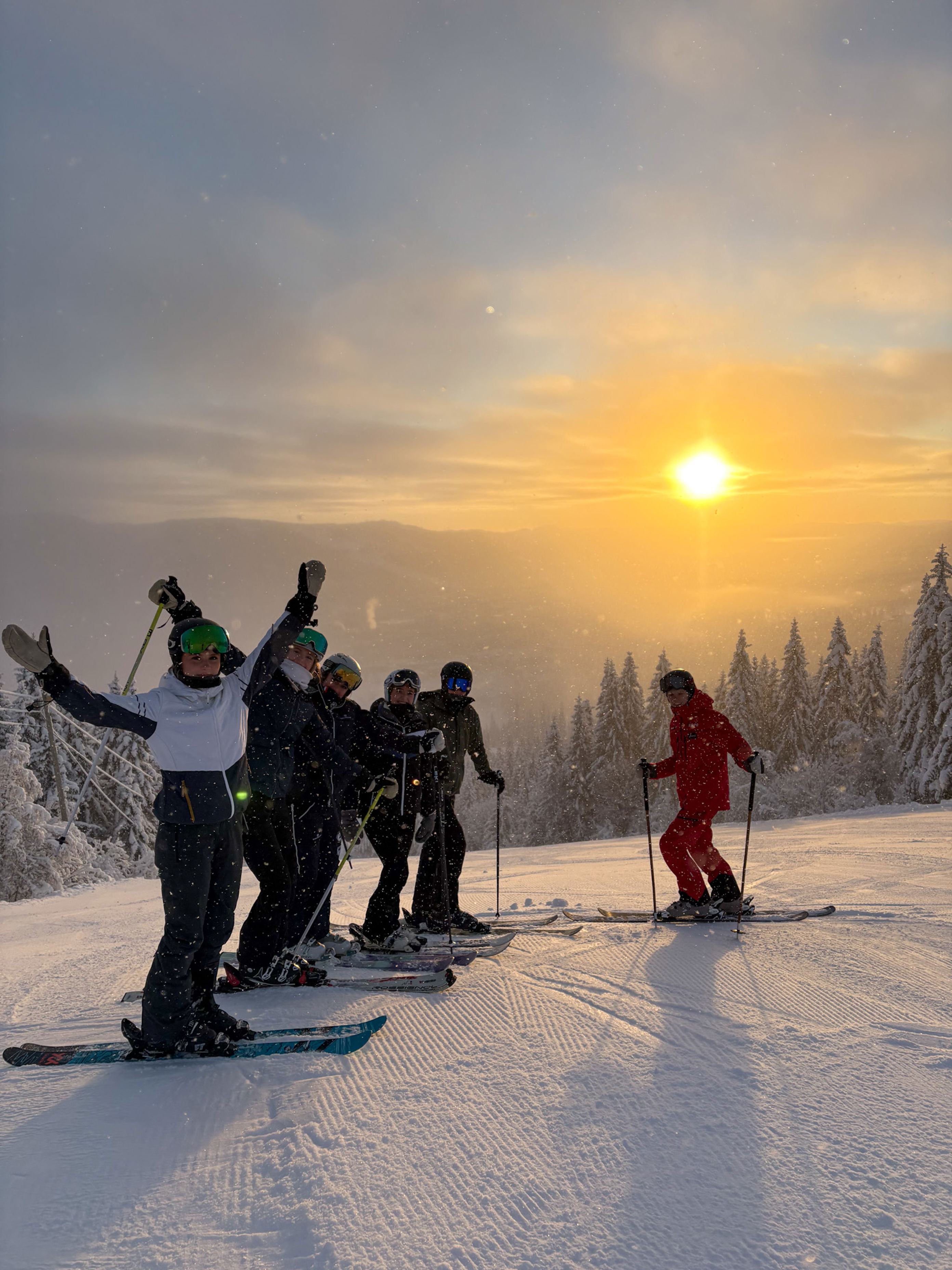 En gruppe skiløpere poserer for et bilde
