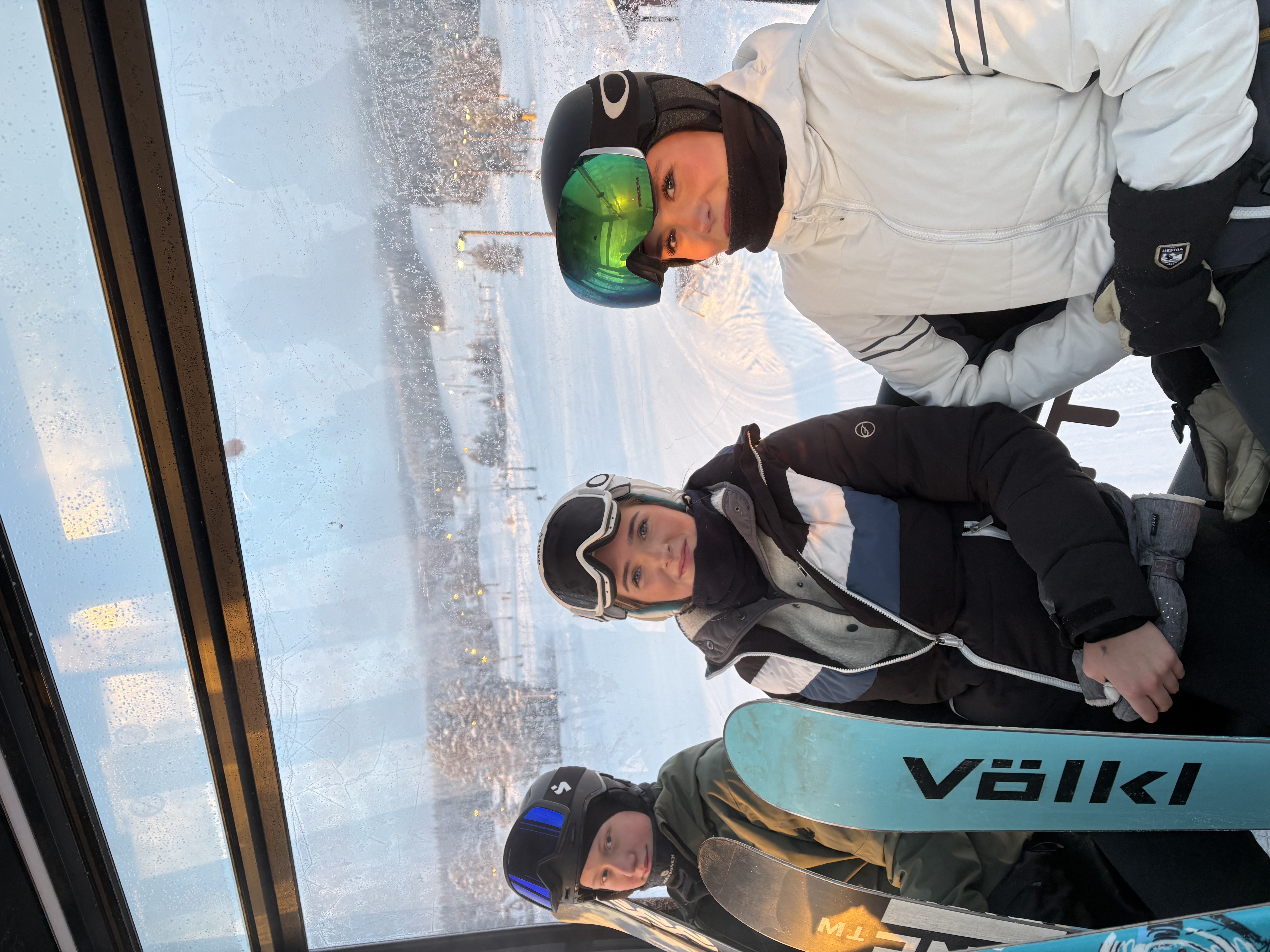 En gruppe mennesker med hjelmer på en båt