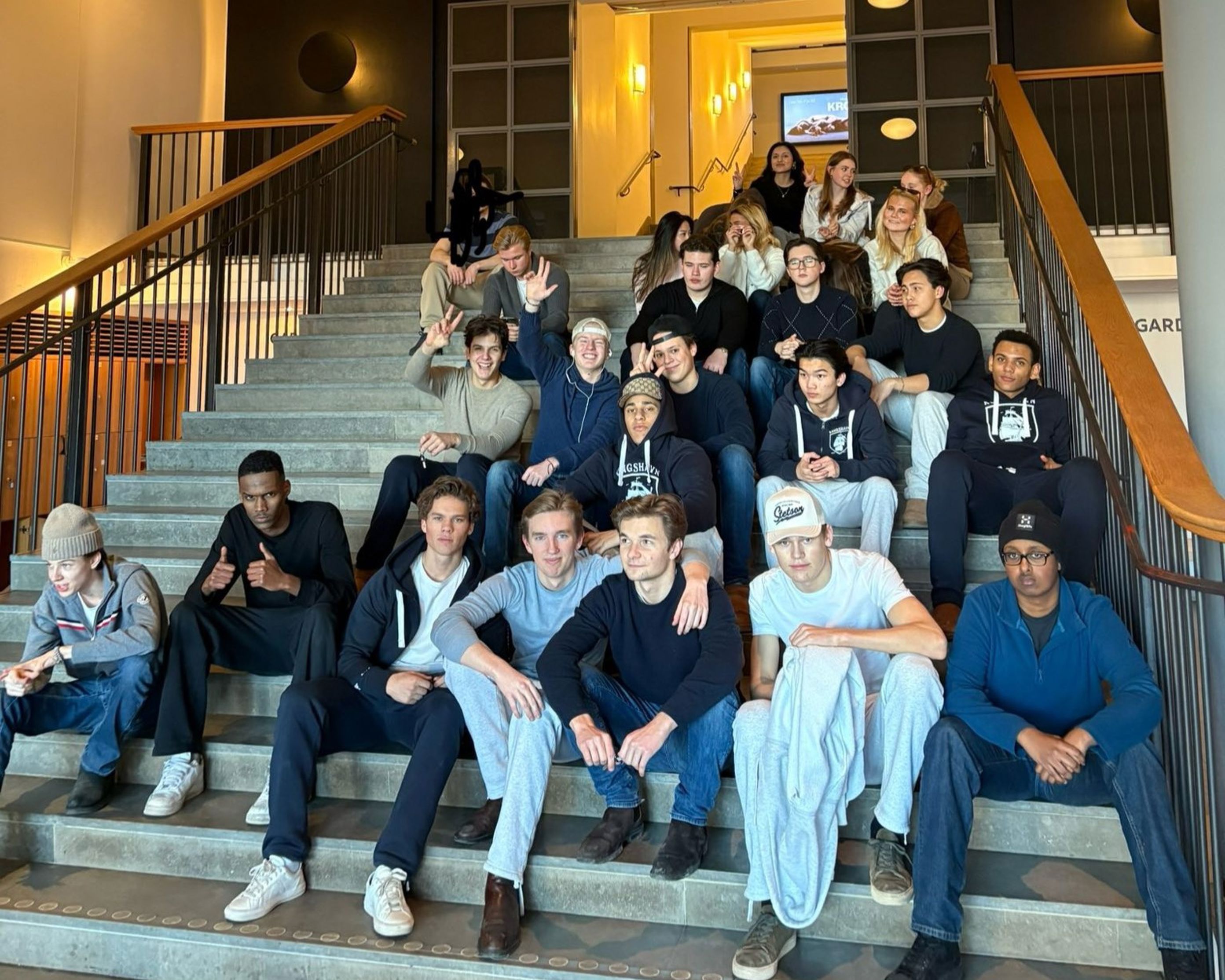 en gruppe mennesker som sitter på trappen