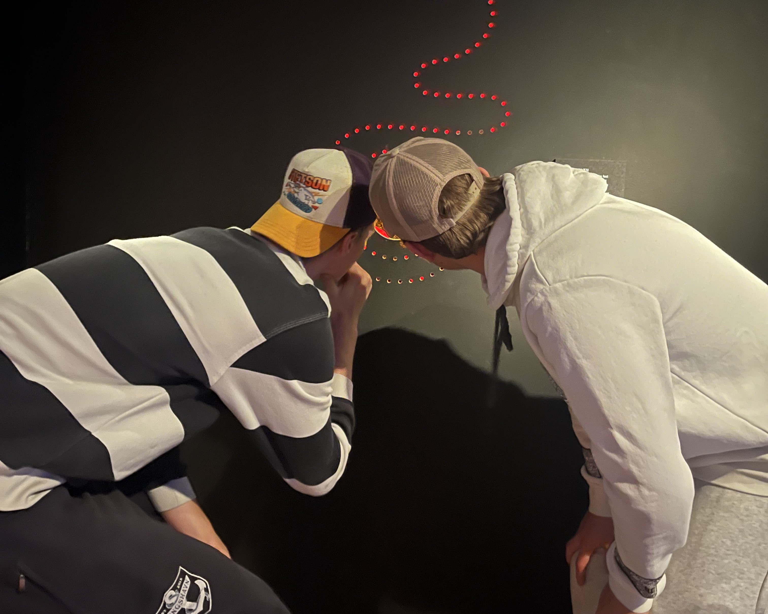 et par personer som kysser