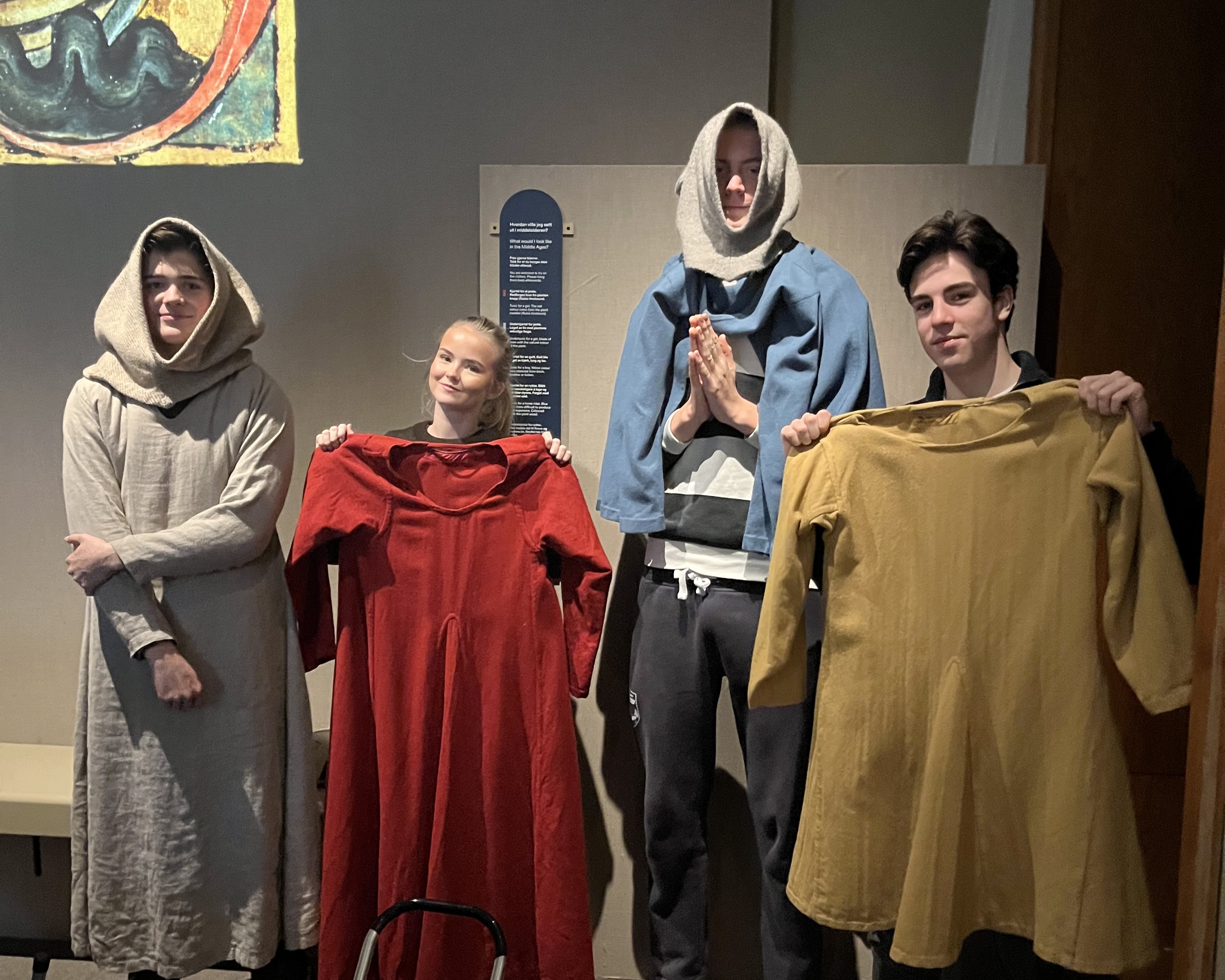 en gruppe mennesker iført klær