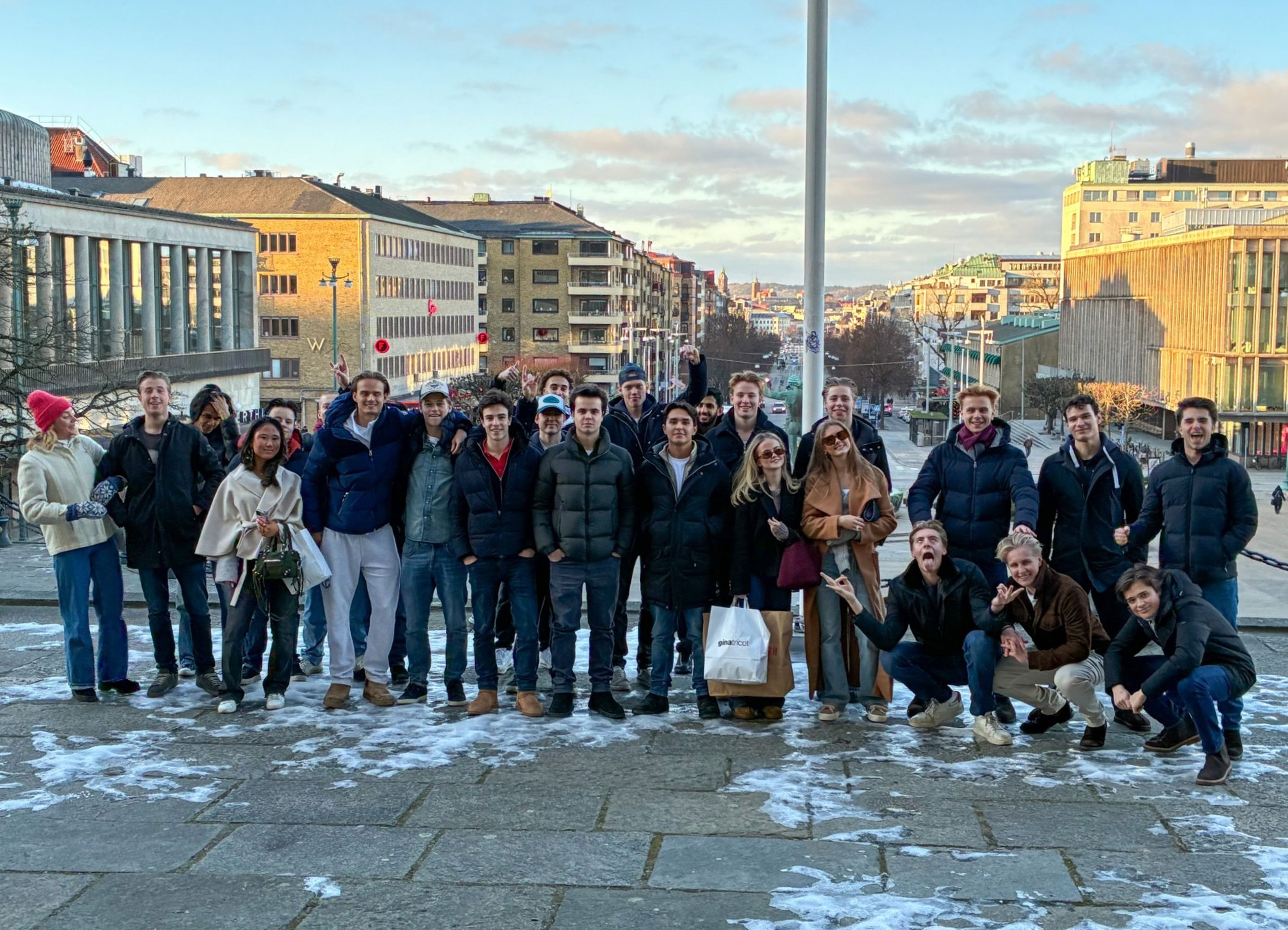 en gruppe mennesker som poserer for et bilde