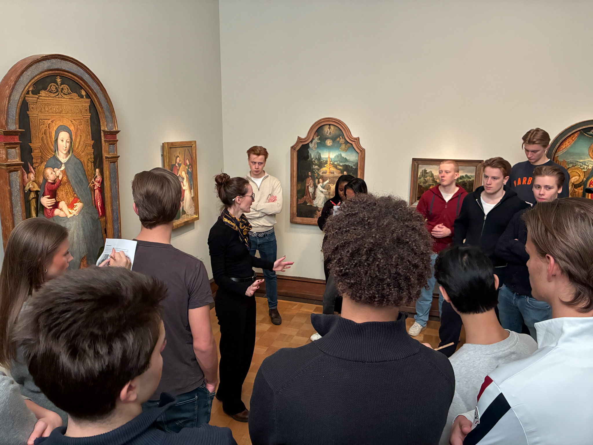 en gruppe mennesker i et rom