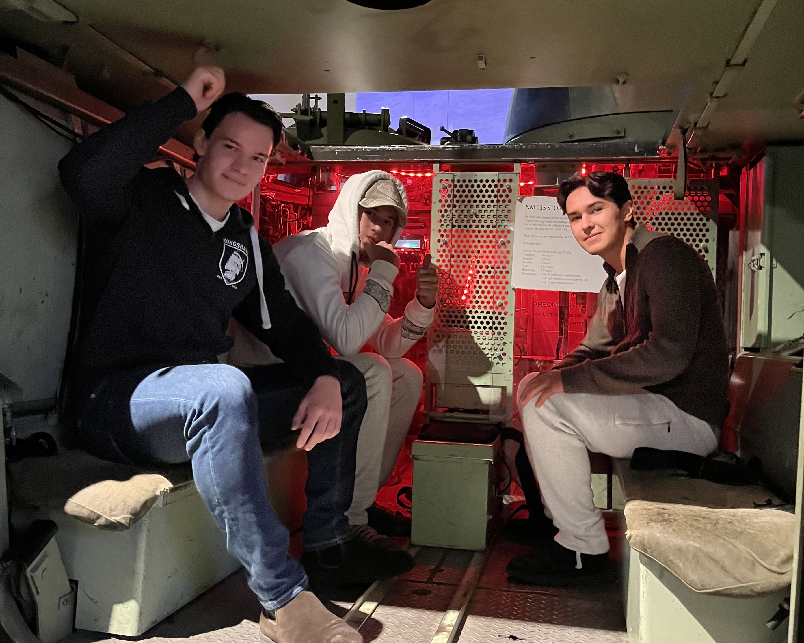 en gruppe mennesker som sitter på en benk