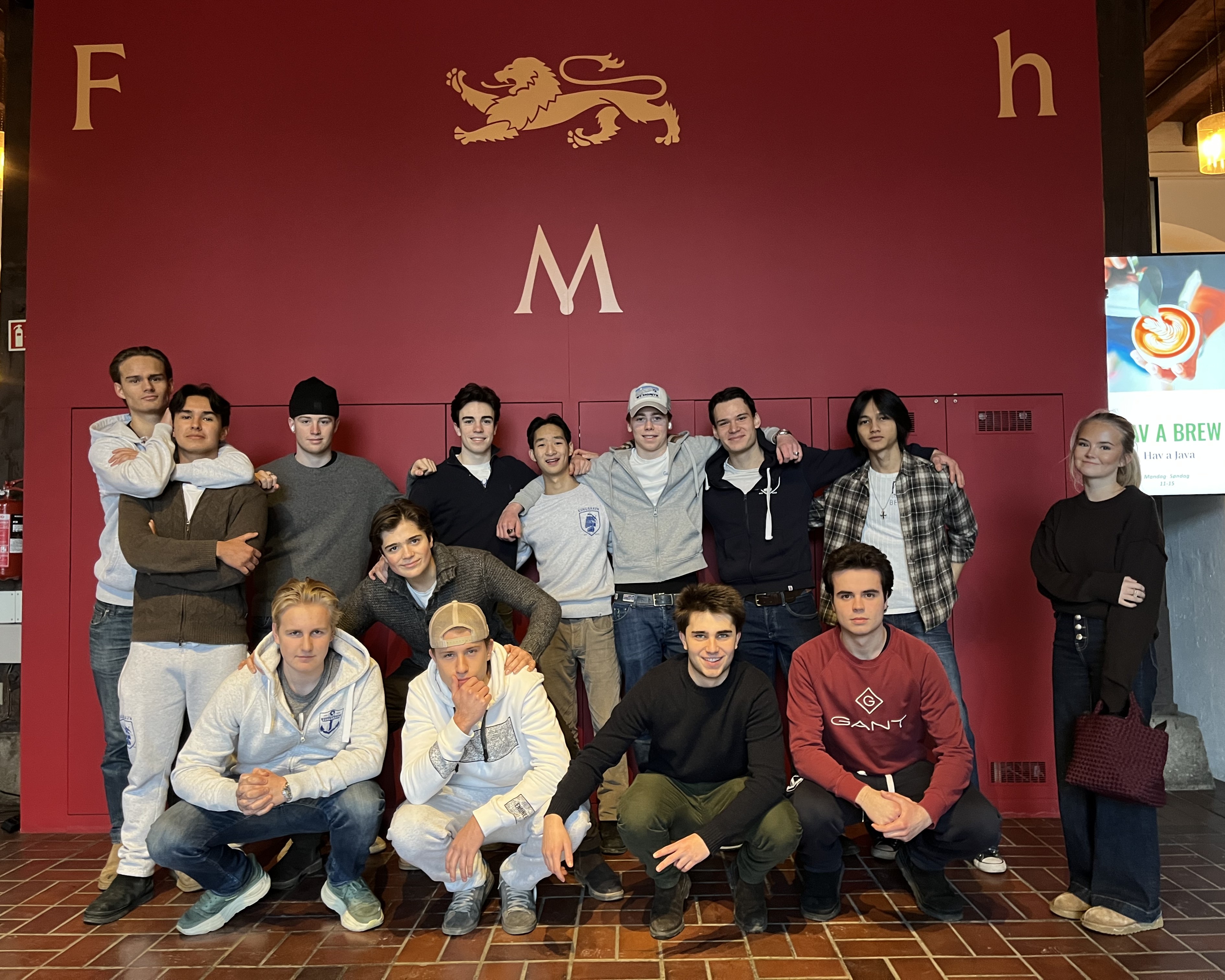 en gruppe mennesker som poserer for et bilde