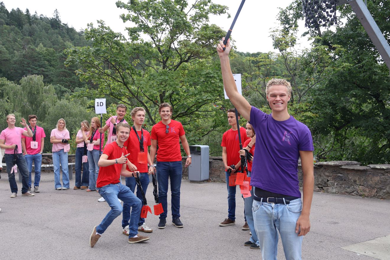 en gruppe mennesker som poserer for et bilde en gruppe mennesker som poserer for et bilde