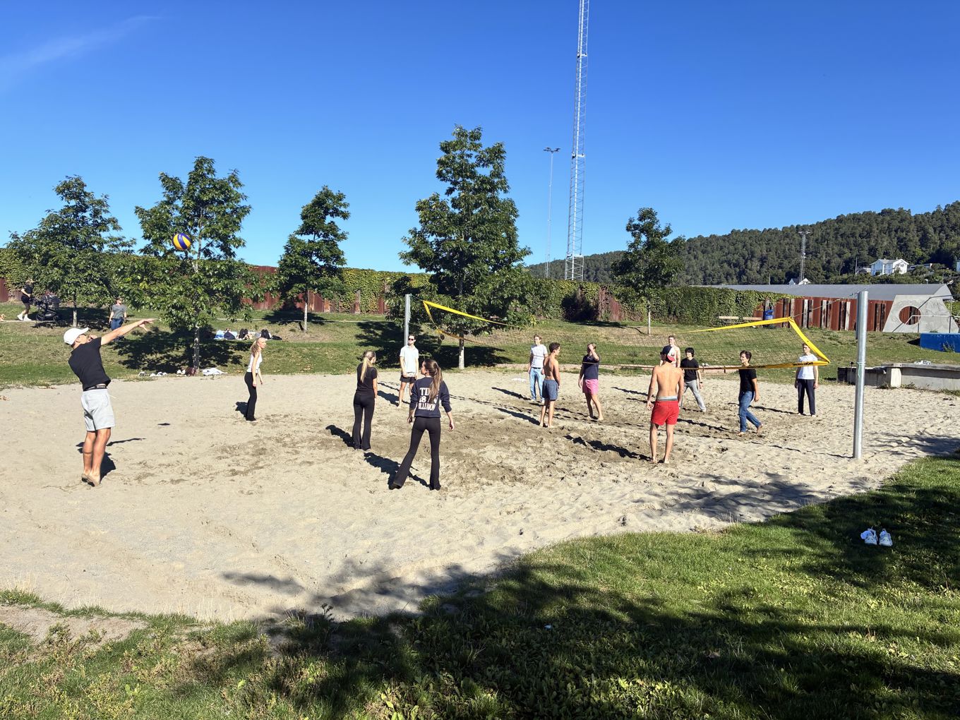 En gruppe mennesker som spiller frisbee på en jorde En gruppe mennesker som spiller frisbee på en jorde