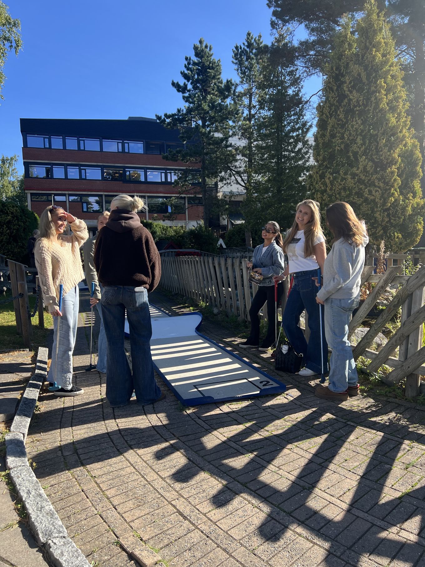 en gruppe mennesker som står på en bro en gruppe mennesker som står på en bro