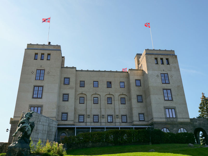 En stor bygning med et flagg på toppen En stor bygning med et flagg på toppen