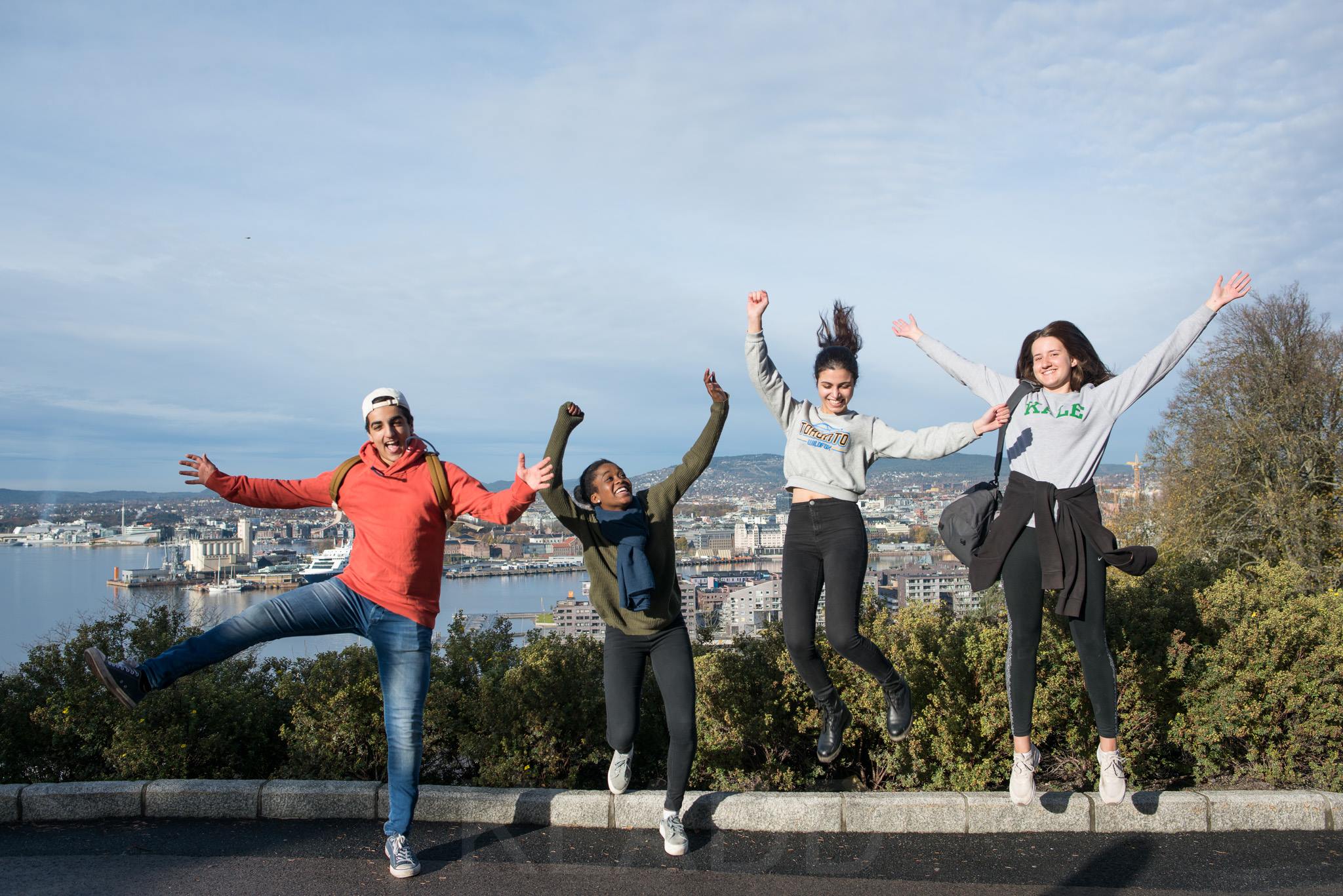 Elever hopper foran skolen