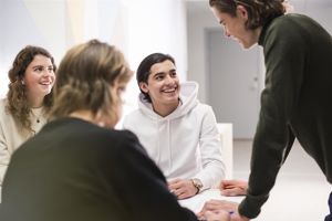 Elever i mingleområdene