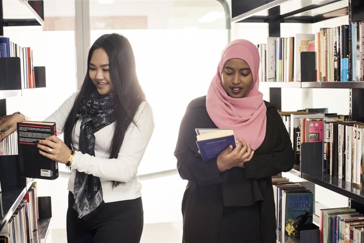 Elever på biblioteket