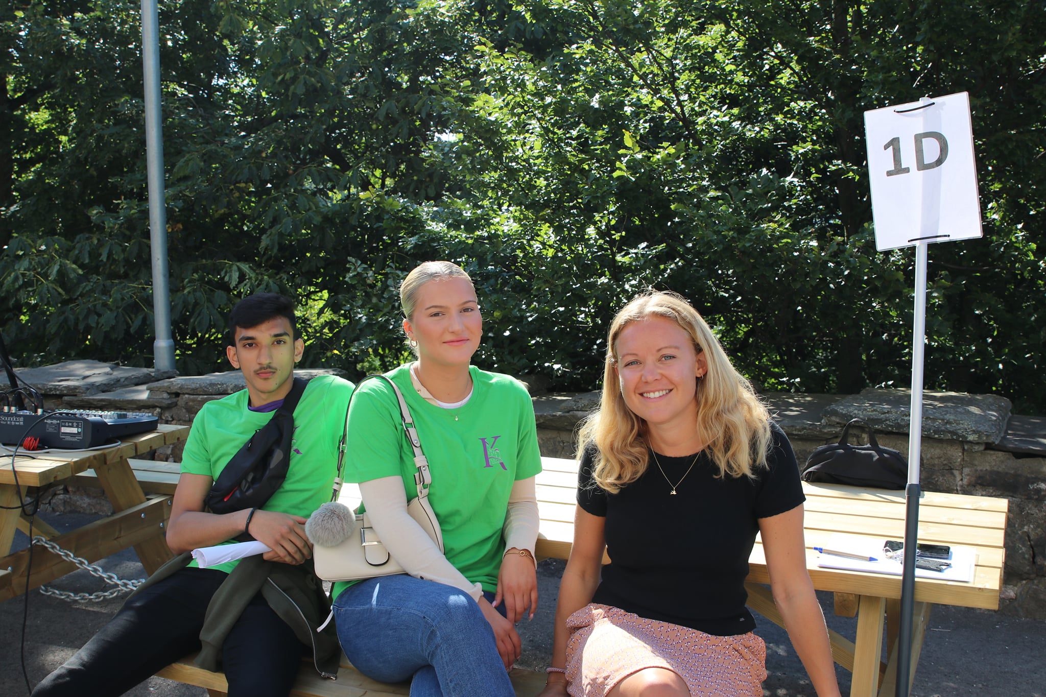 Lærer og elever i skolegården skolestart