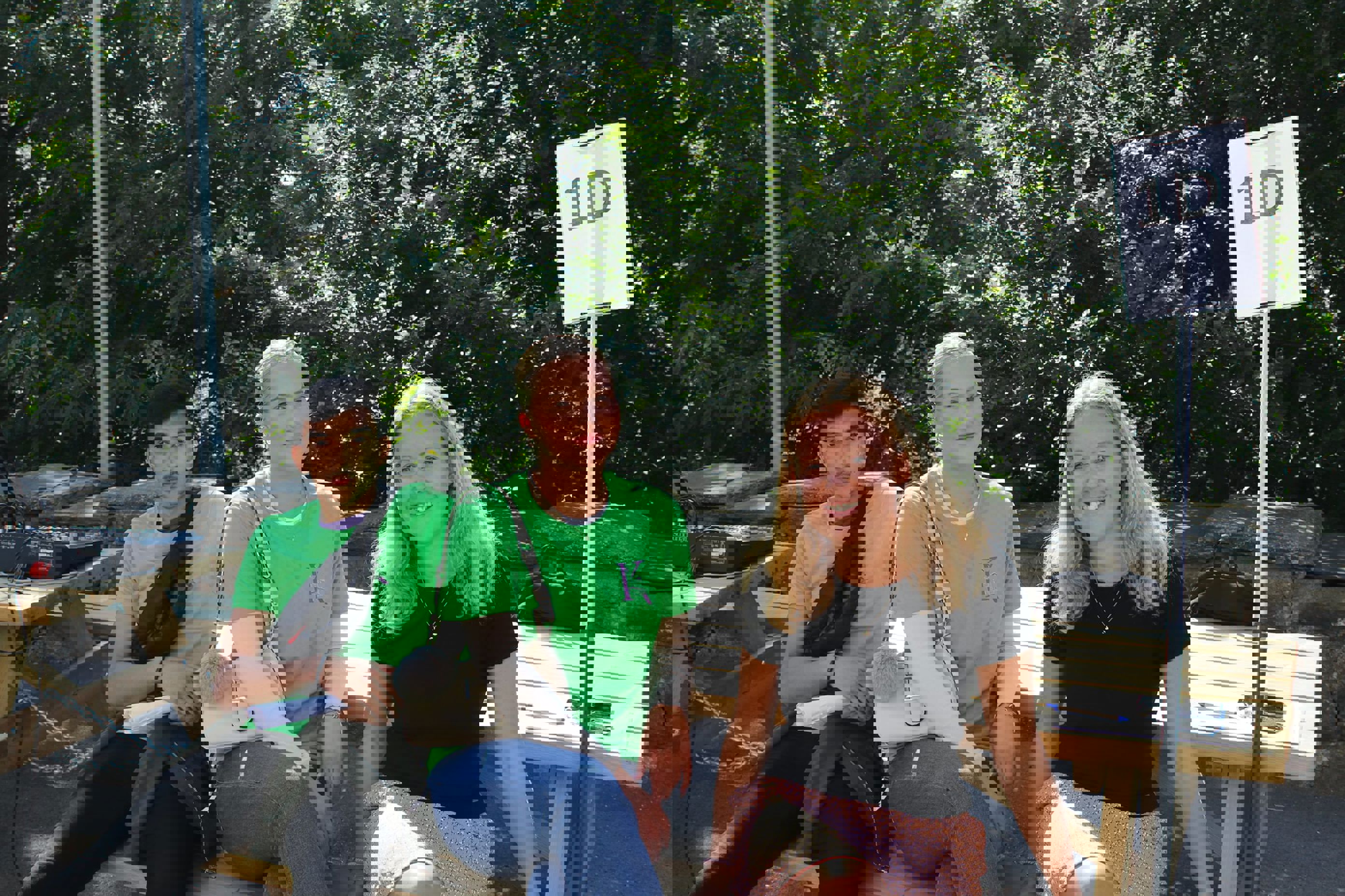 Foto: Lærer og elever i skolegården skolestart