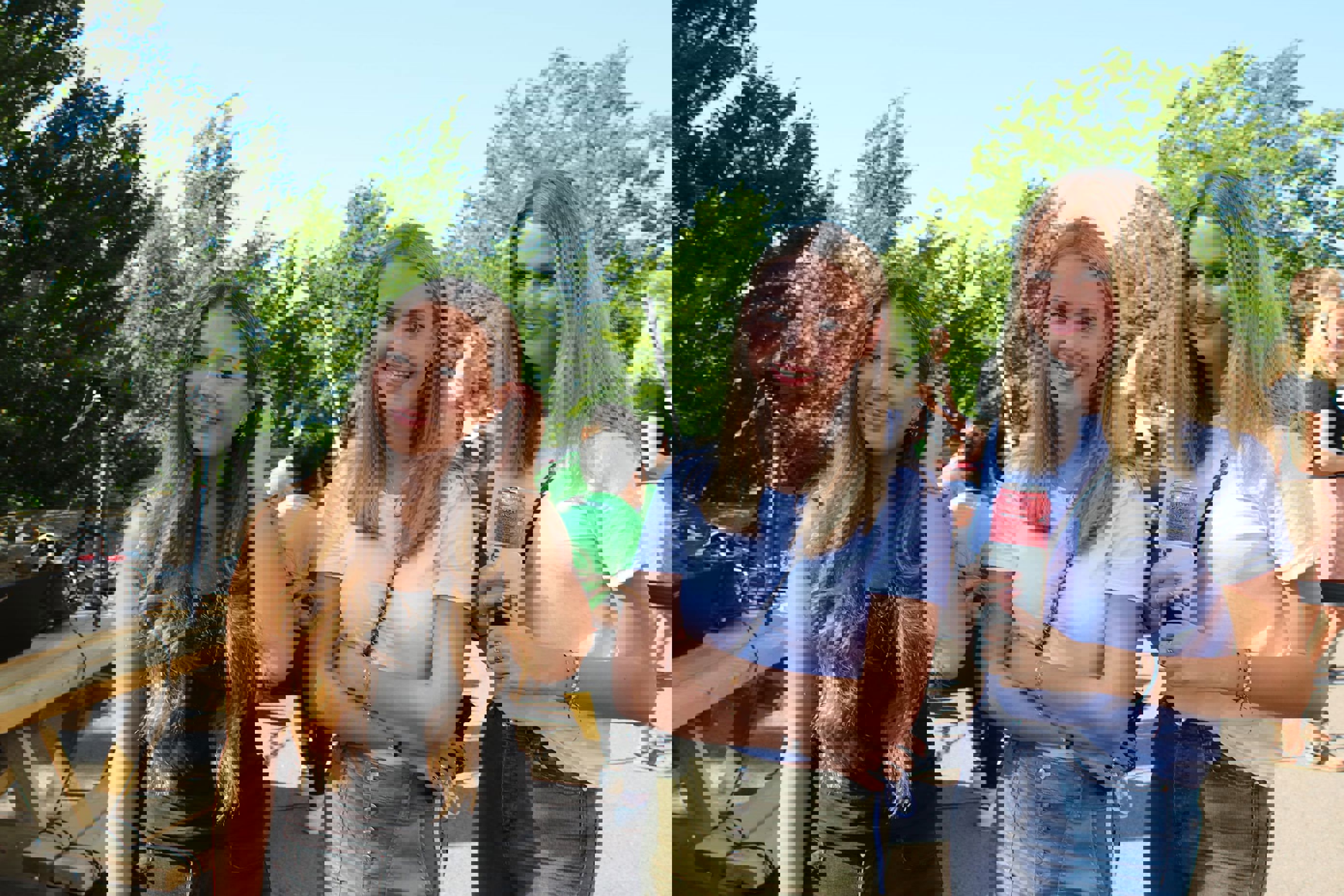 Foto: Blide jenter på første skoledag! skolestart