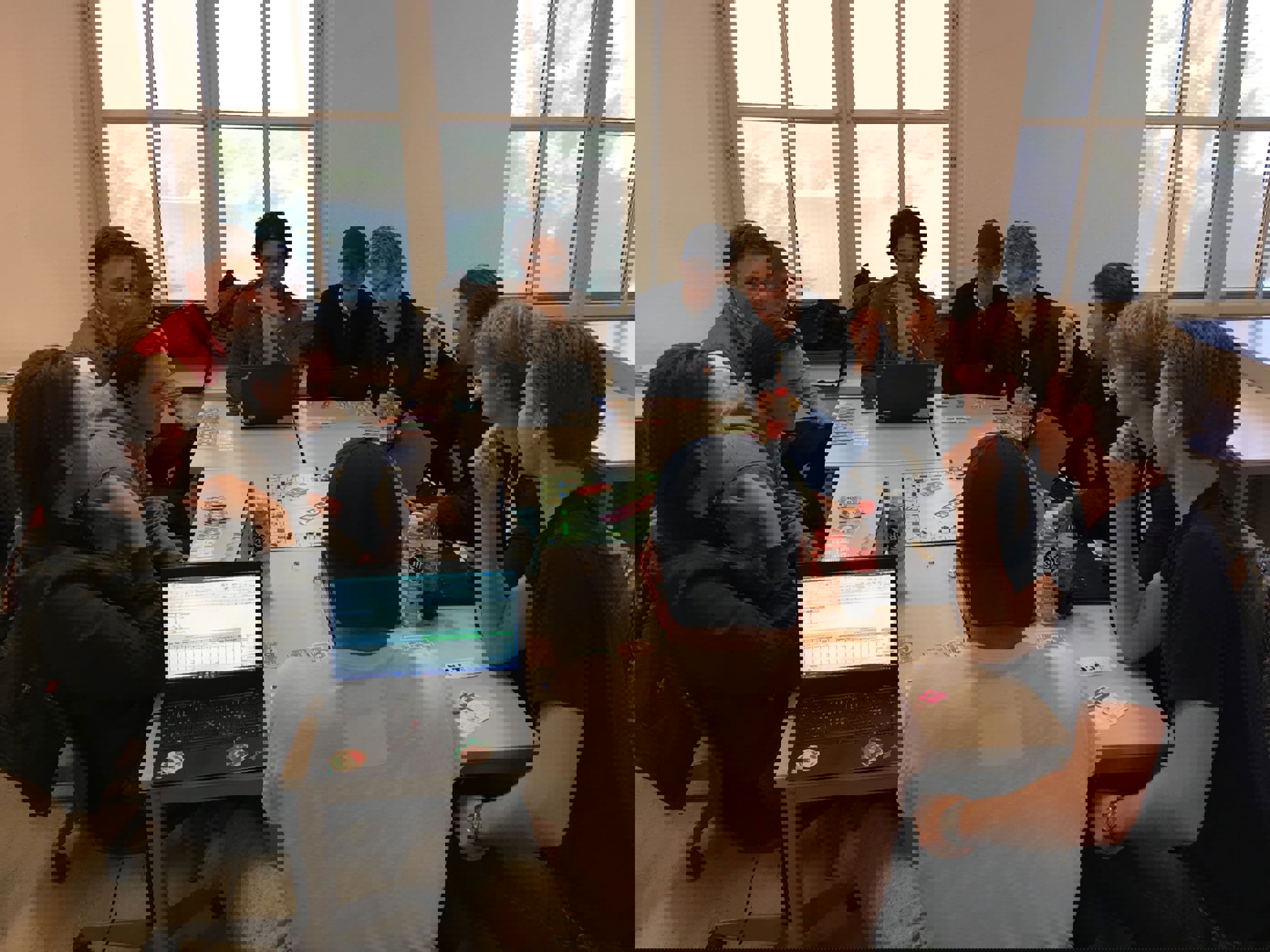 Foto: Vi bruker flere kreative undervisningsmetoder, slik som Monopol-spilling i økonomifaget Monopol