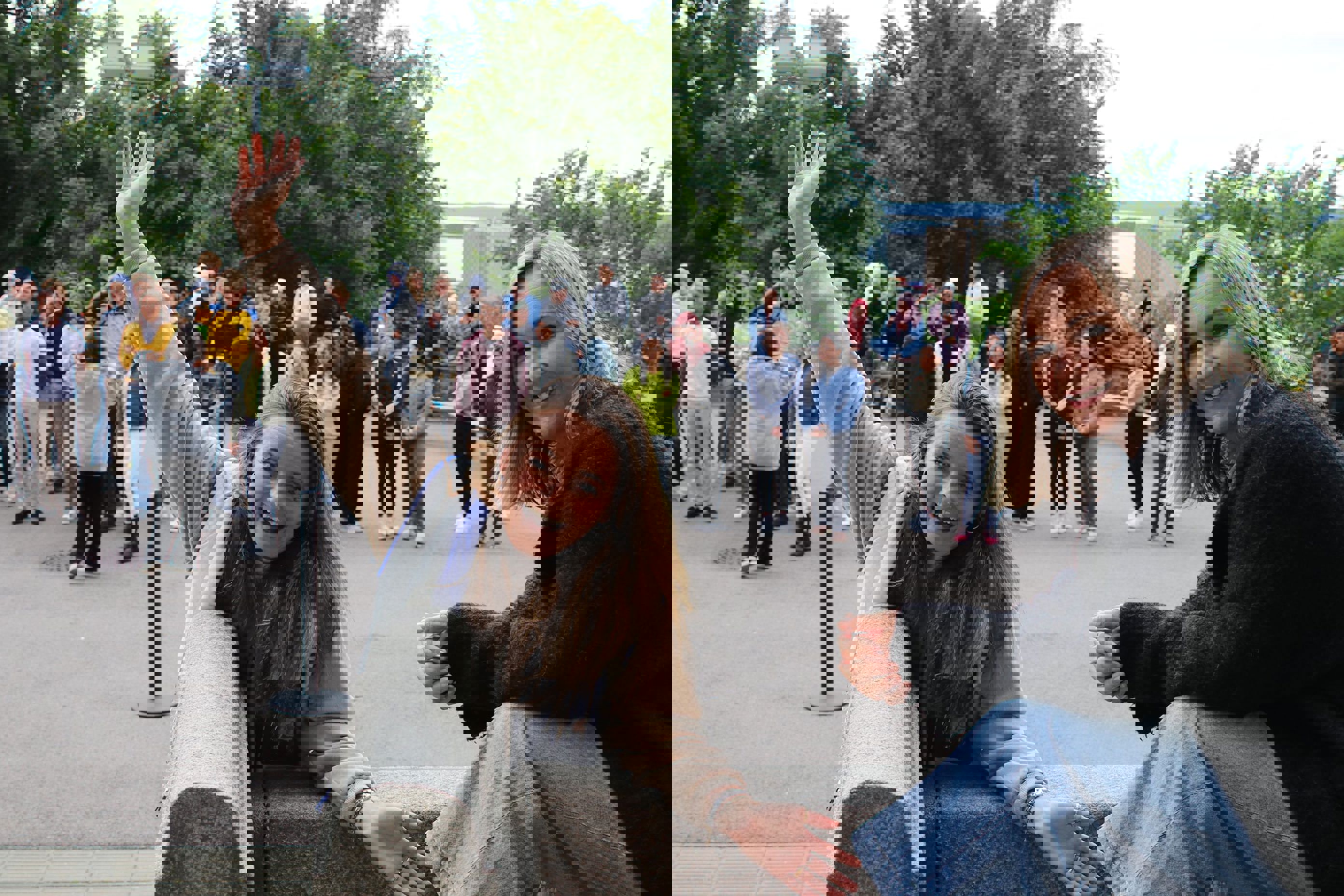 Foto: Miljøarbeider Bea og rådgiver Ingvild i skolegården skolestart