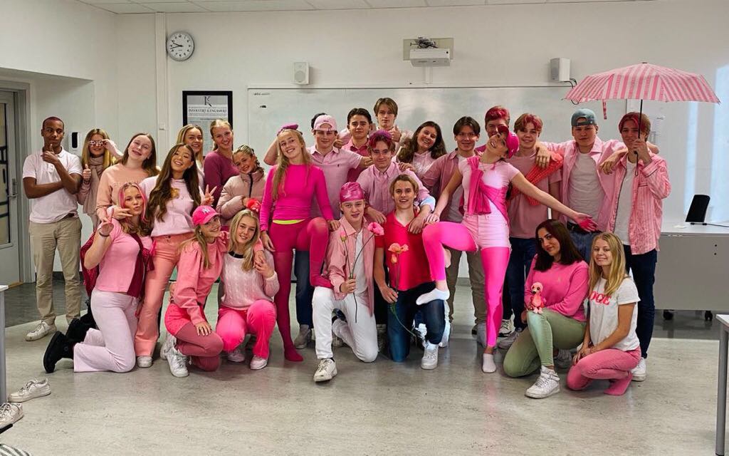 Rosa dag - eleven kler seg i rosa for å sete fokus på bystkreftsaken! Rosa dag