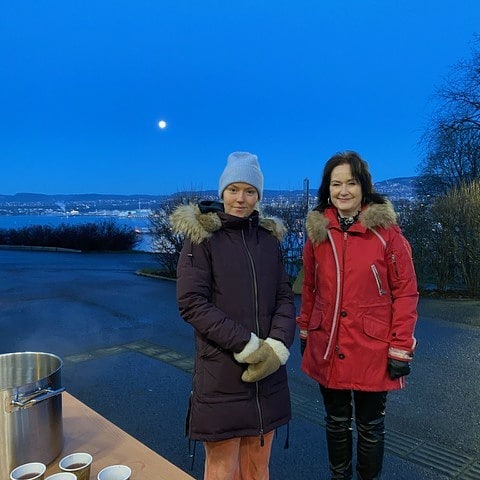 Servering av gløgg før jul - ledelsen og elevrådet stiller Jul