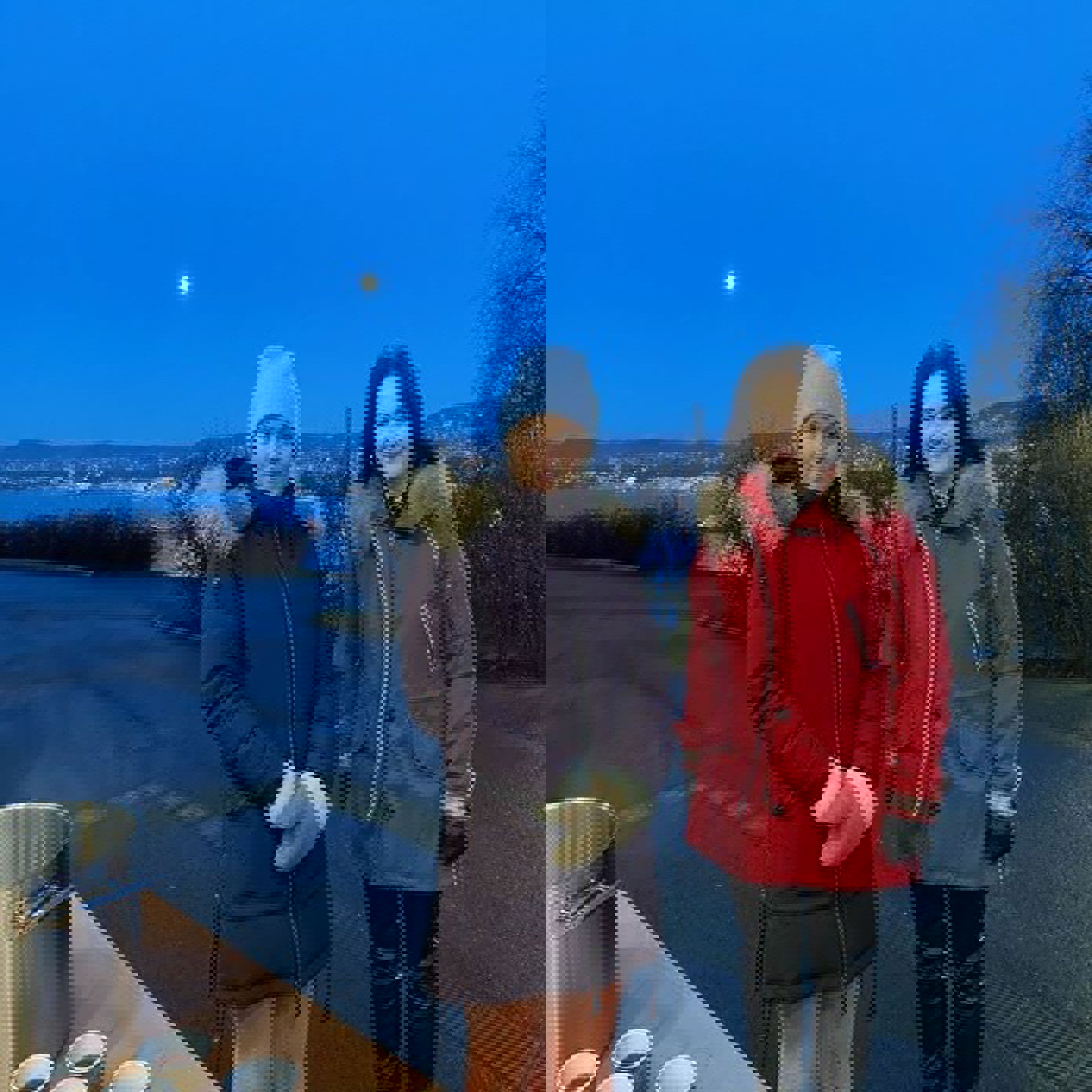 Foto: Servering av gløgg før jul - ledelsen og elevrådet stiller Jul