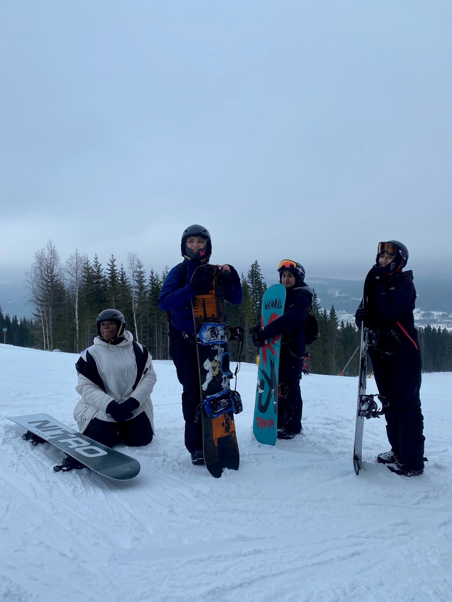 Elever med snowboard