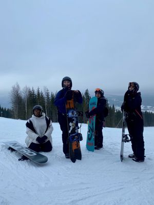 Elever med snowboard