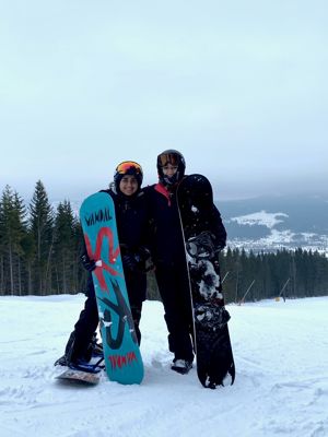 Elever med snowboard