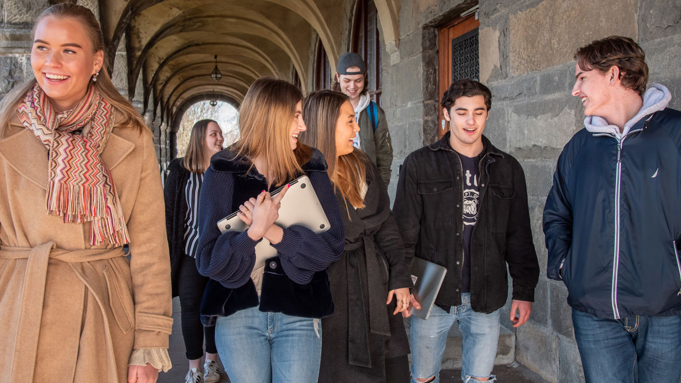 Foto: Elever i søylegangen En gruppe elever går i søylegangen